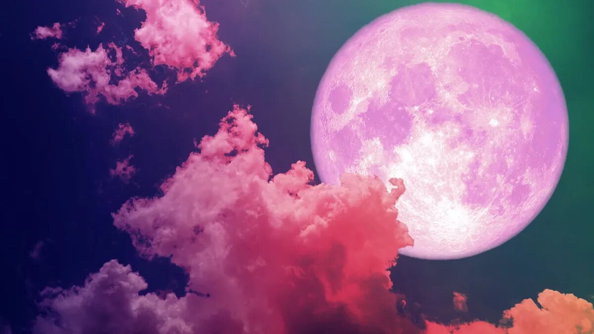 Бывает розовая Луна огромная