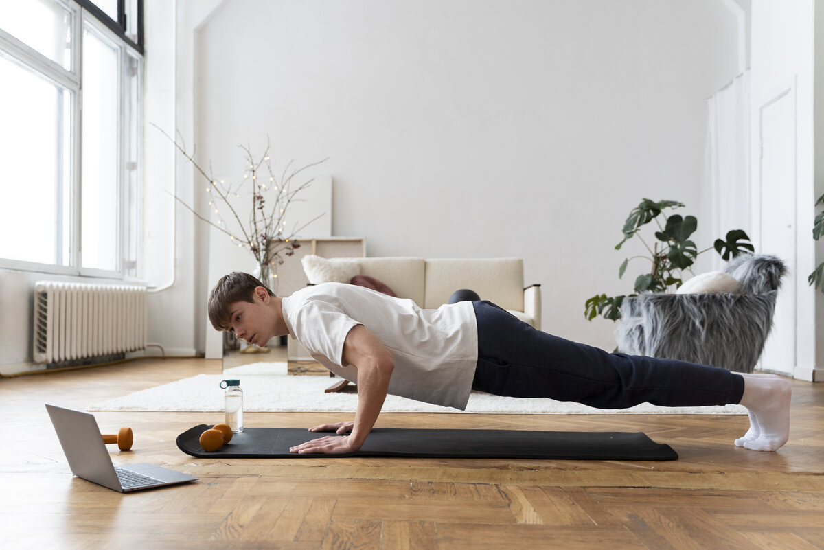    Фитнес тренер онлайн поможет скорректировать технику, но многое зависит от его профессионализма.Freepik