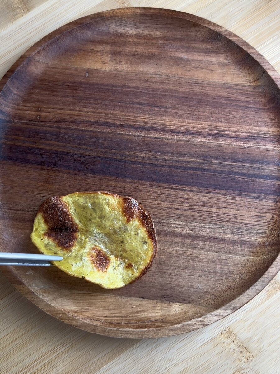 Чипсам дать остыть и выложить в тарелку для подачи.