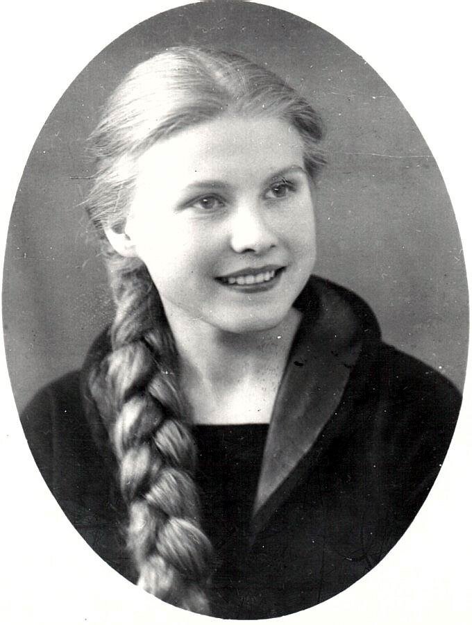 Коса- это что-то, а глаза, а улыбка. Она всегда говорила, что благодарна судьбе за все. Фото Яндекс.Картинки.