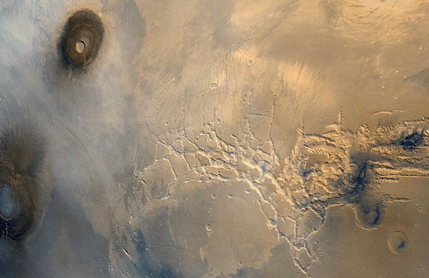 Долина маринера на марсе. На какой планете находится лабиринт ночи. Лабиринт ночи на марсе. Лабиринт на марсе. Разлом на марсе.