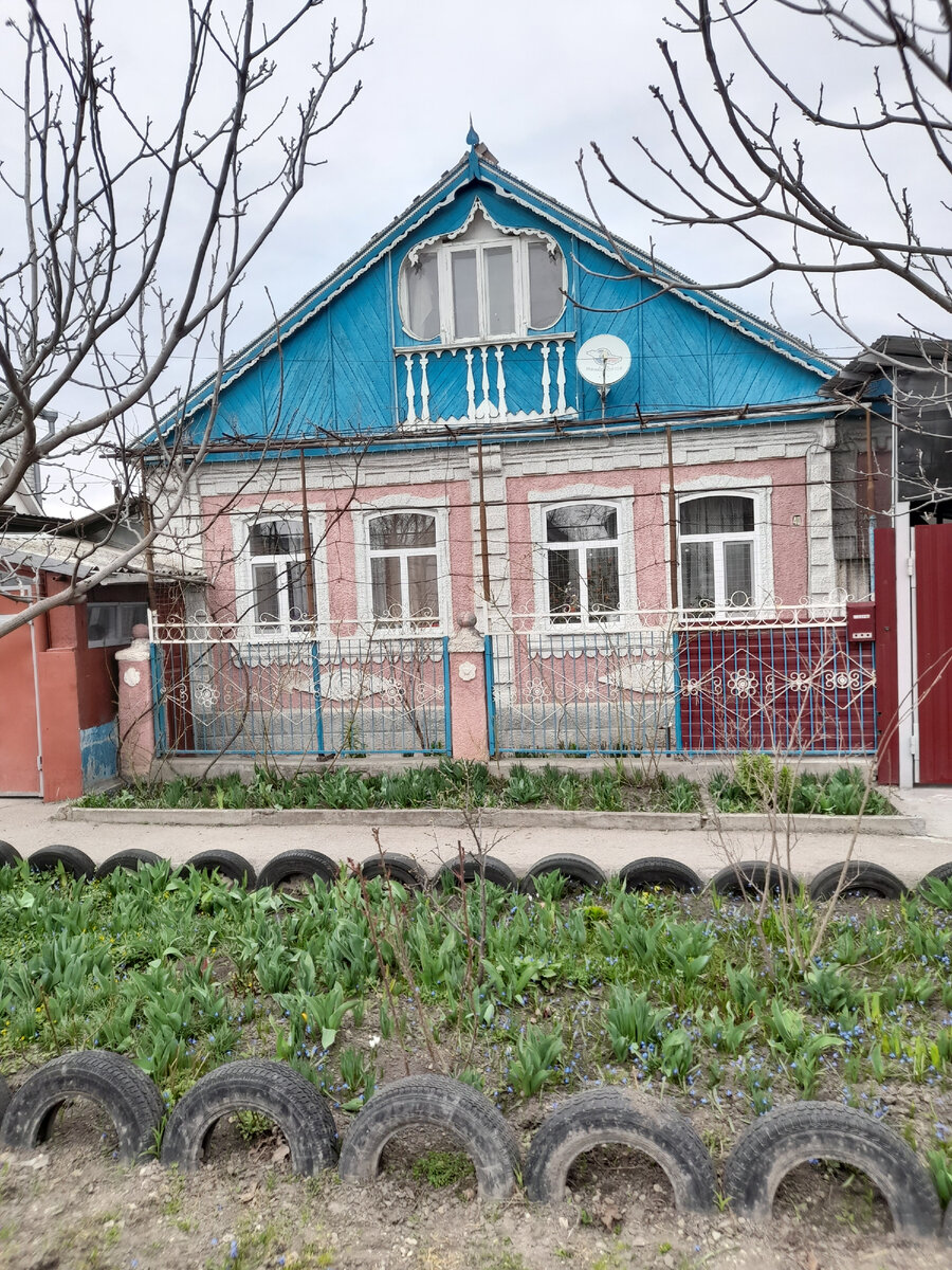 По традиции - красивый Дом, который привлек наше внимание. На крыше такая забавная имитация балкона