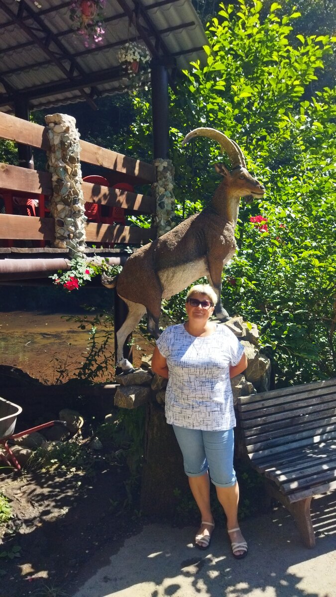 Перед кафе возле водопада