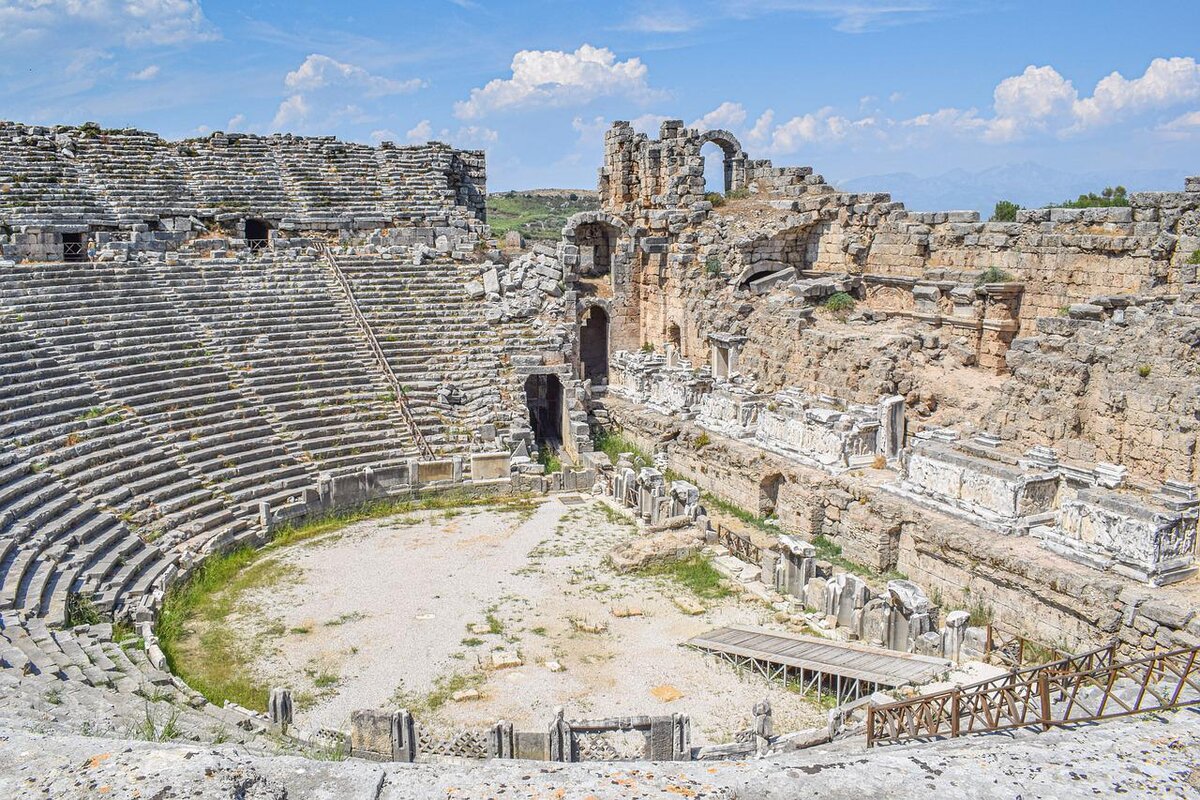 Перге – это древний город в Турции, расположенный в 18 км от города Анталья. Он был основан в 1000 году до нашей эры и является одним из самых известных археологических объектов в регионе.-2