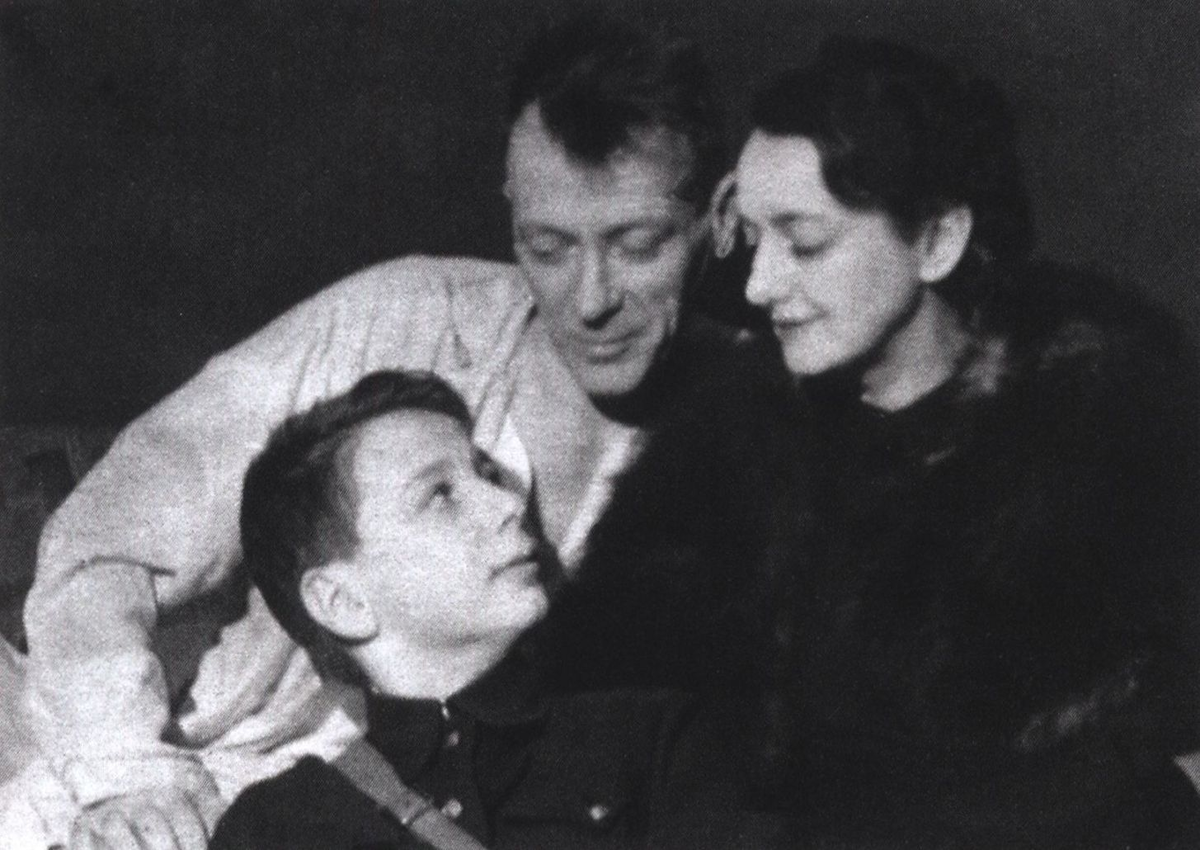 Михаил и Елена Булгаковы, Сережа Шиловский, 1940 (во время болезни).                              Фото с сайта http://m-bulgakov.ru/