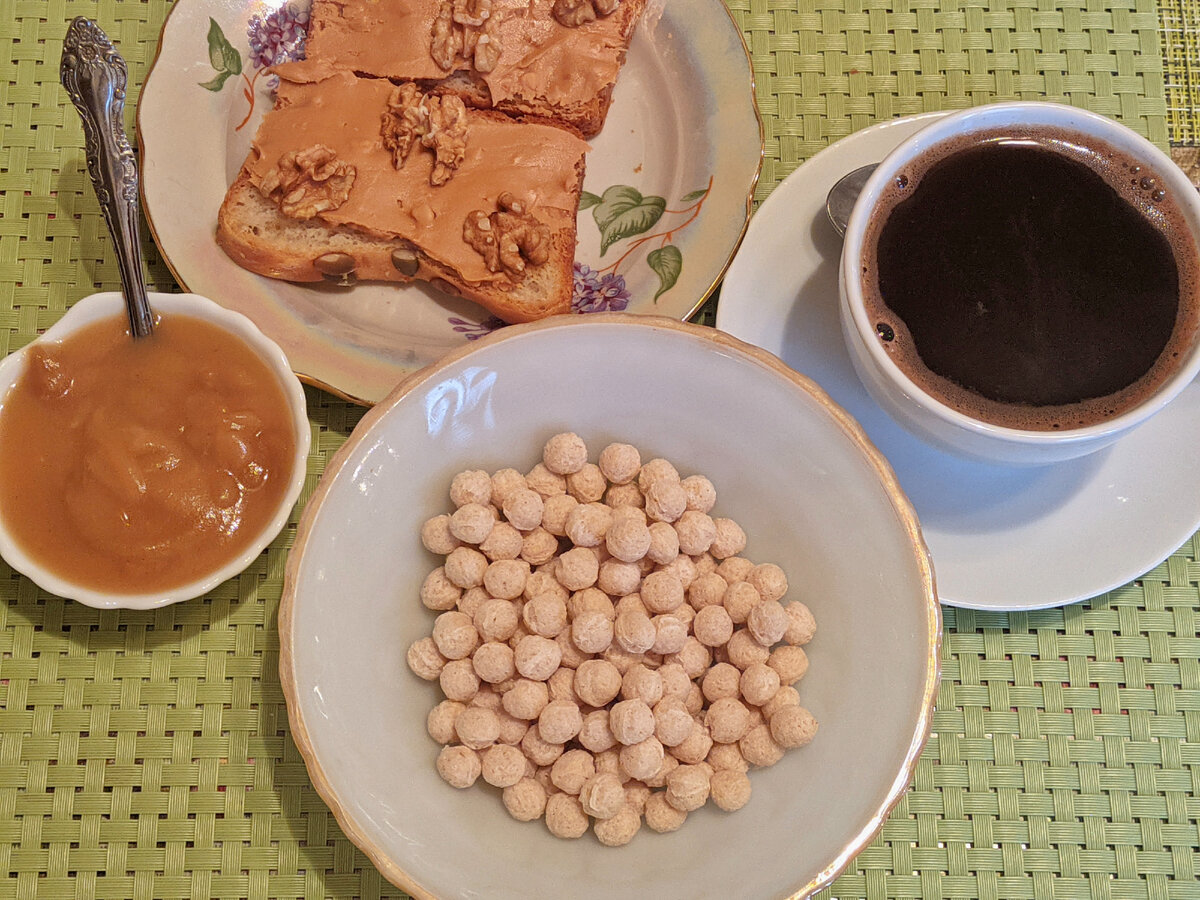 У меня овсяные отруби, яблочное пюре, домашний хлеб с арахисовой пастой и грецкими орехами, кофе