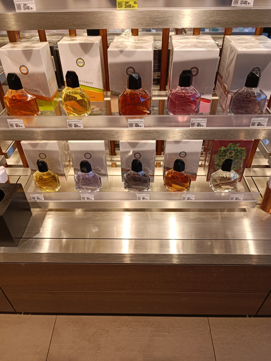 В Золотое Яблоко привезли ароматы Francesca Dell'Oro, я обожаю этот бренд. У меня есть флакон Lullaby и несколько отливантов. Здорово попробовать всю линейку в одном месте.