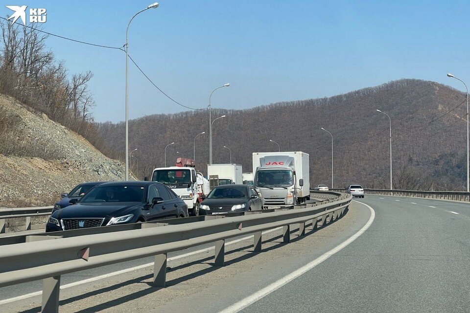     Водители начали массово жаловаться на пробку около часу дня. Анна СОБОЛЬ