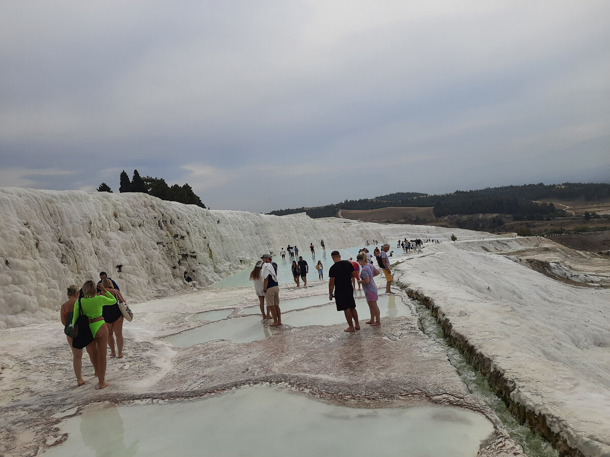 То ради чего, сюда приезжают - белые террасы и вмды с них