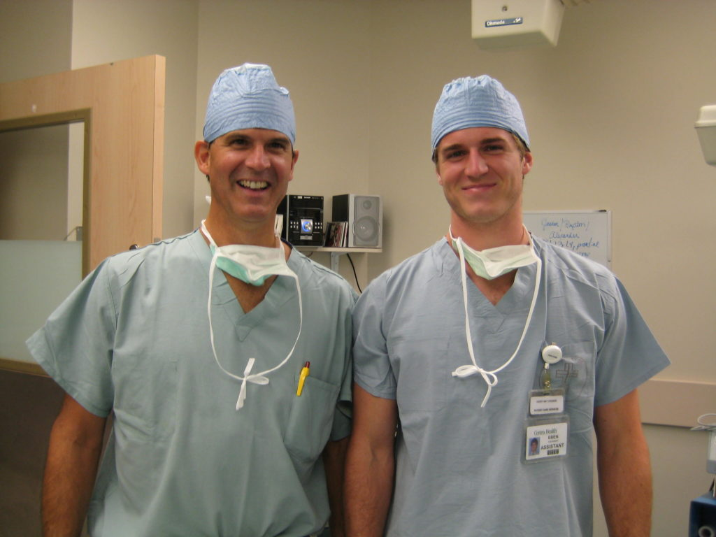 Эбен Александер (слева) с коллегой