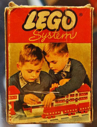 Прототип современных кирпичиков «Лего» появился на свет в 1949 году под названием Automatic Binding Bricks. В качестве материала использовалась пластмасса на основе ацетата целлюлозы. Компания начала выпуск наборов, состоявших их «кирпичиков», плоских основ для их крепления и дополнительных деталей.