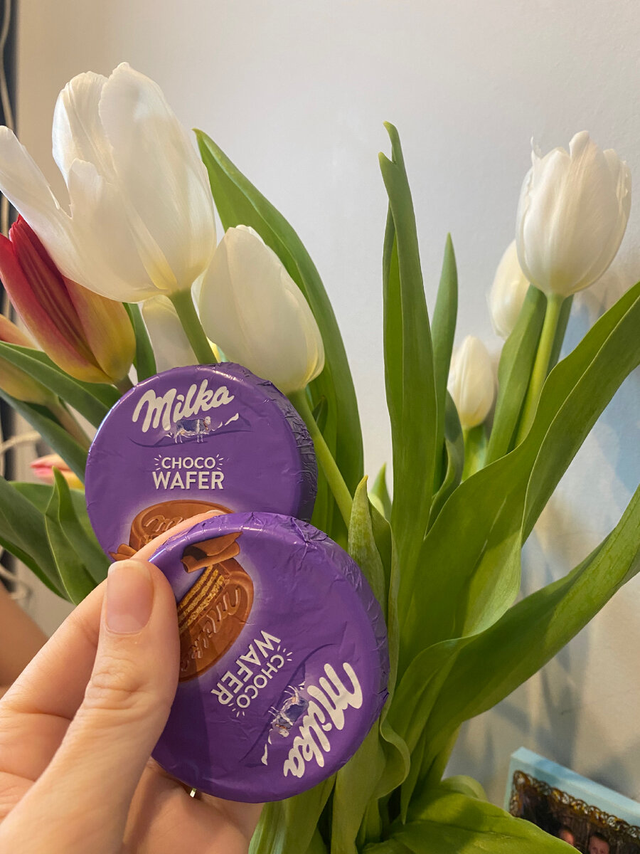 Цветы и конфеты - самые частые подарки воспитателям и учителям