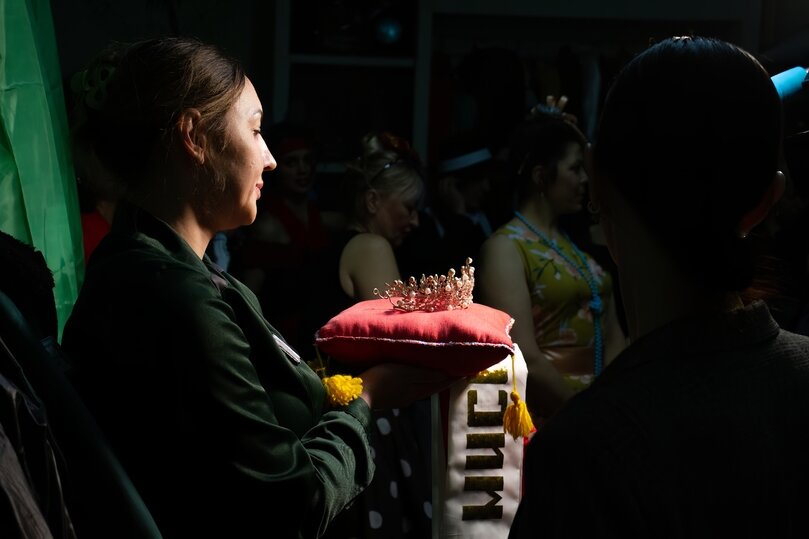     В короне конечно не настоящие жемчуга, но ценность ее от этого меньше не становится / Борис Кокурин