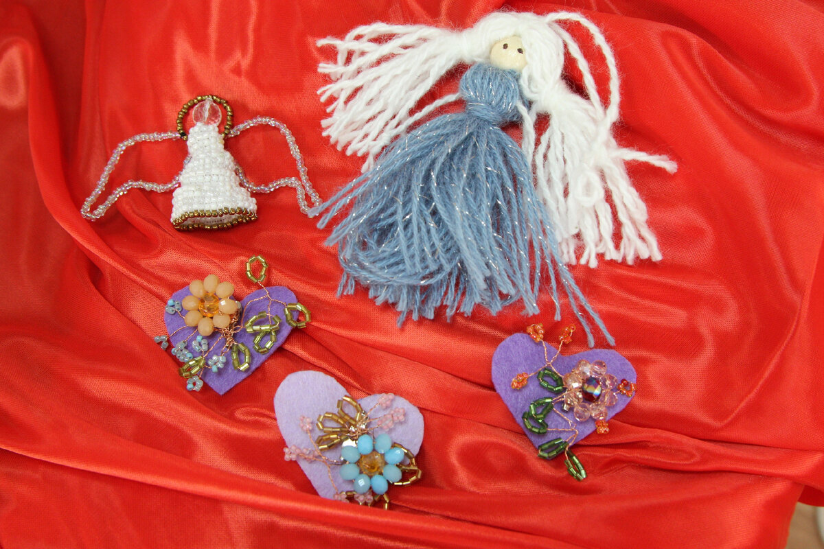 Ребятам пригодятся бусины, нитки, пуговки и куски ткани