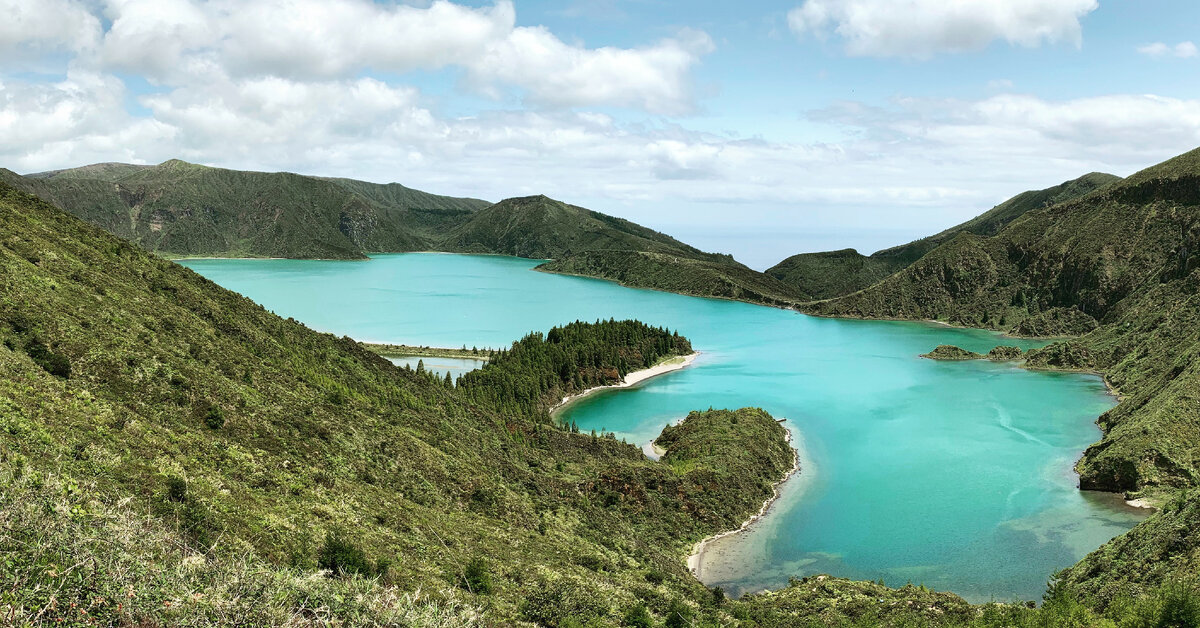 <a href="https://www.freepik.com/free-photo/landscape-view-lagoa-fogo_13411424.htm#query=%D0%A0%D0%B8%D0%BE-%D0%9F%D0%B0%D1%80%D0%B0%D0%BD%D0%B0&position=18&from_view=search&track=ais">Image by wirestock</a> on Freepik