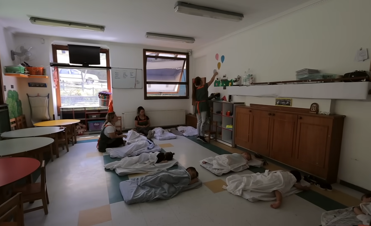 Дети спят на полу в частном детсаду. Скриншот из программы