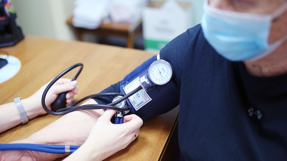    Врач измеряет женщине давление© РИА Новости / Кирилл Брага