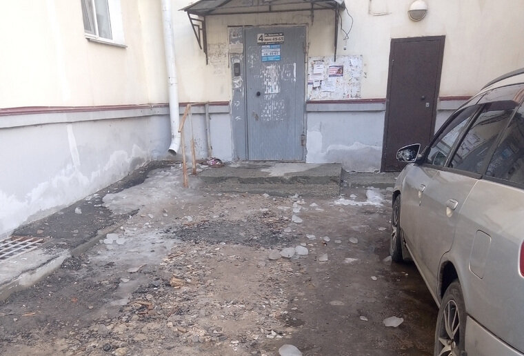    Куски льда обрушились на автомобиль дочери депутата с крыши дома №29 по ул. Красина в Кургане
