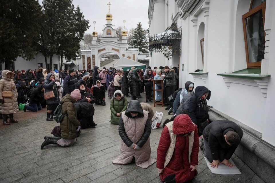     Верующие не пускают в Киево-Печерскую лавру приехавших членов комиссии заповедника  REUTERS