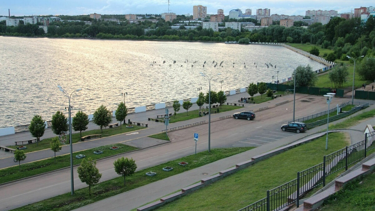     Власти Ижевска планируют отремонтировать лестничные спуски, ведущие от монумента «Навеки с Россией» к набережной пруда. Об этом в ходе доклада о социально-экономическом развитии 29 марта рассказал глава города Олег Бекмеметьев.