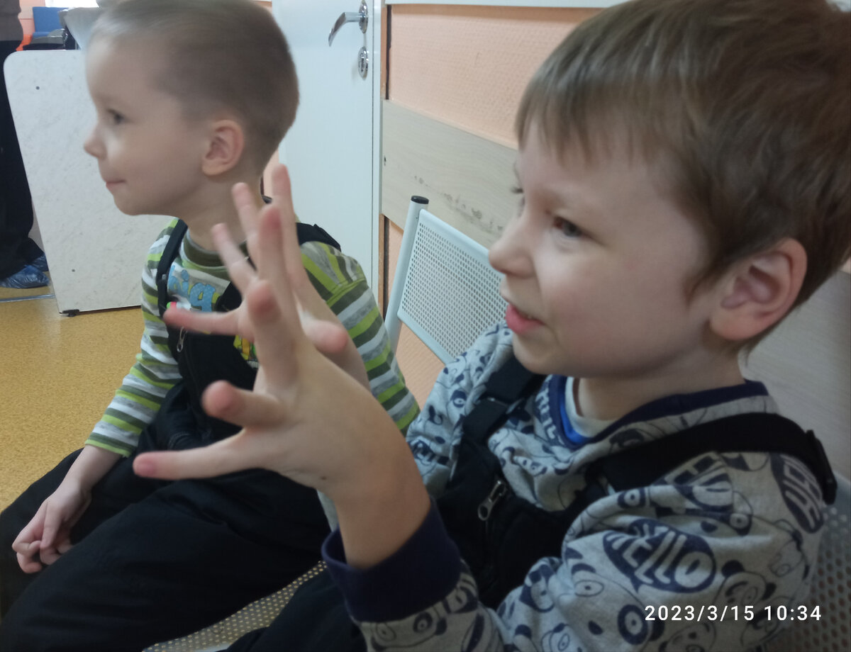 Паша и Вадя в поликлинике. Вадя удивлён тем, что ему только что рассказал и показал на пальцах Паша. Что ему рассказал и показал Паша, я не знаю. Меня просили не подслушивать и не подсматривать))