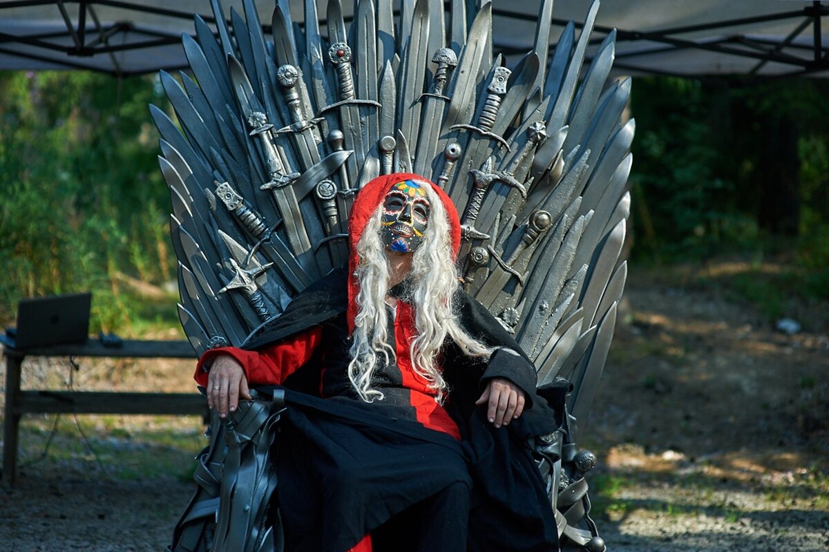 Девочки и мальчики, помните - это не ПРИМЕР костюма обр XIII века. Но представление дает.