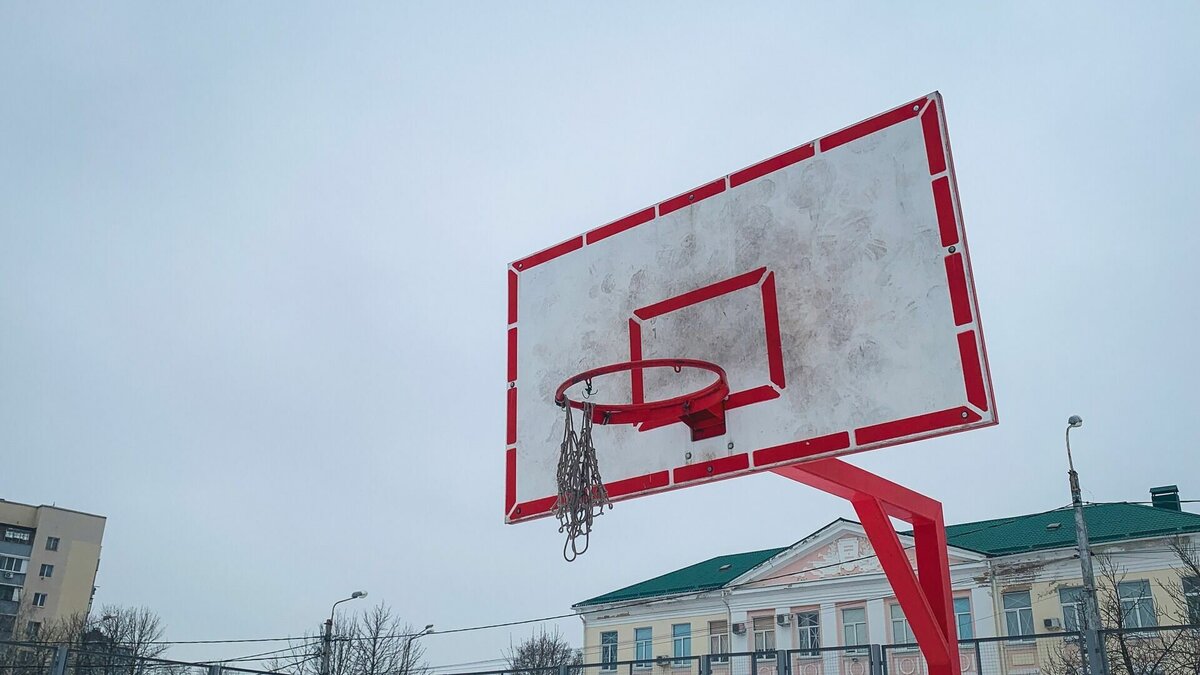     Директор АНО «Национальный Спортивный Центр» Дмитрий Карпов прокомментировал для инказан доступность массового спорта. Эксперт отметил, что даже «коробки» во дворах предпочитают закрывать на цепи.