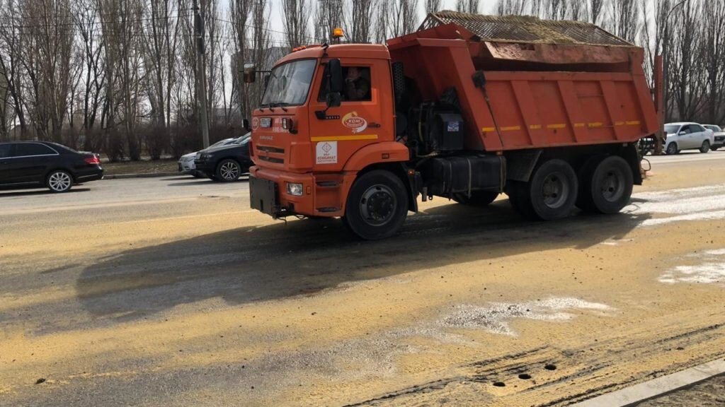 Специалисты муниципальных служб устранили последствия разлива топлива.📷    Разлившему на дорогу масло водителю в Волжском выписали штраф
