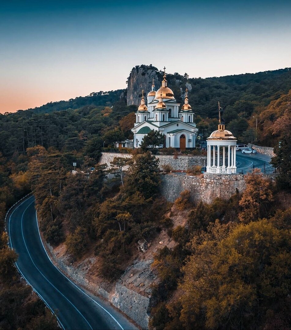 Находится над поселком Ореанда, рядом с трассой Ялта -Севастополь у подножия горы АЙ-Никола.