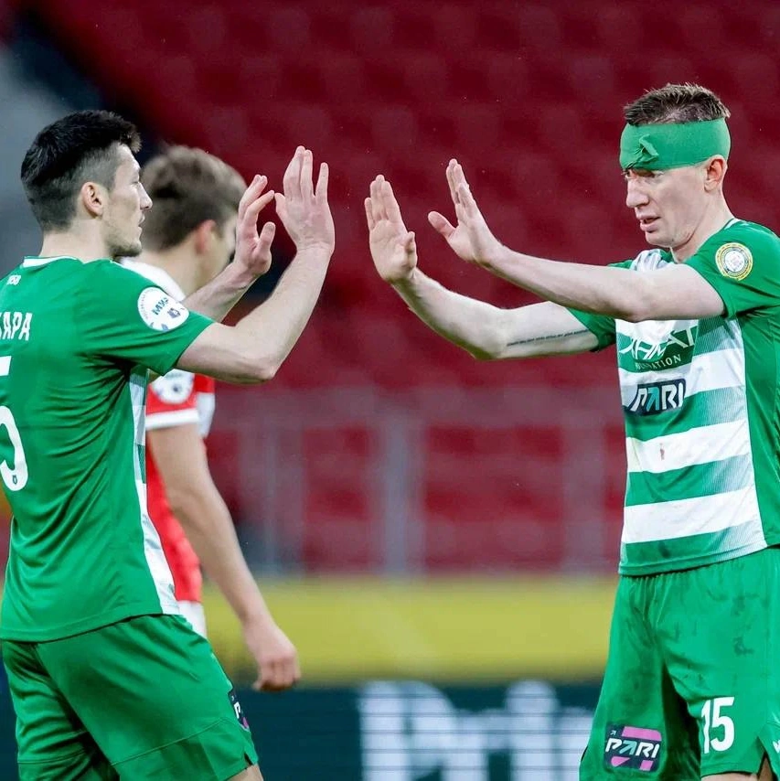 Семенов после тяжелого столкновения со своим напарником по команде. 