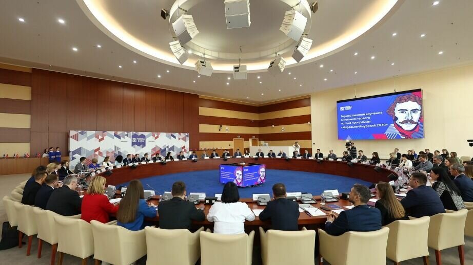     В Дальневосточном федеральном университете состоялось итоговое мероприятие программы подготовки управленческих кадров для государственной службы в регионах ДФО «Муравьев-Амурский 2030».