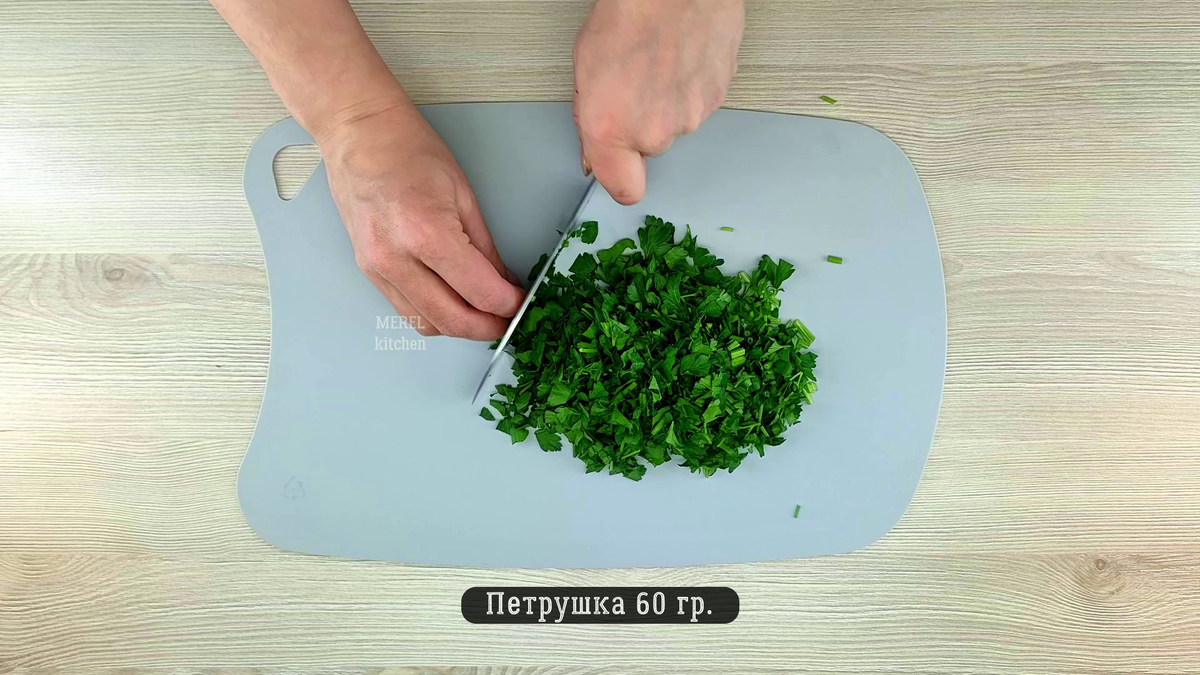 Дорогие читатели, сегодня хочу поделиться с вами очень вкусным рецептом! Я тут недавно узнала, что мой любимый салат "Мимоза" можно готовить и по-другому - в рулете!-4