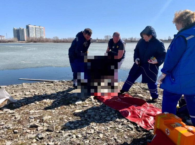    После извлечения из ледяной воды врачи скорой помощи констатировали смерть рыбака