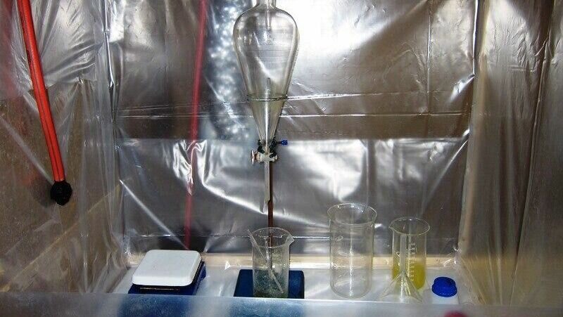     В Ставропольском крае огласили приговор Евгению Ушакову, который организовал в частном доме нарколабораторию, сообщили в УФСБ по региону.