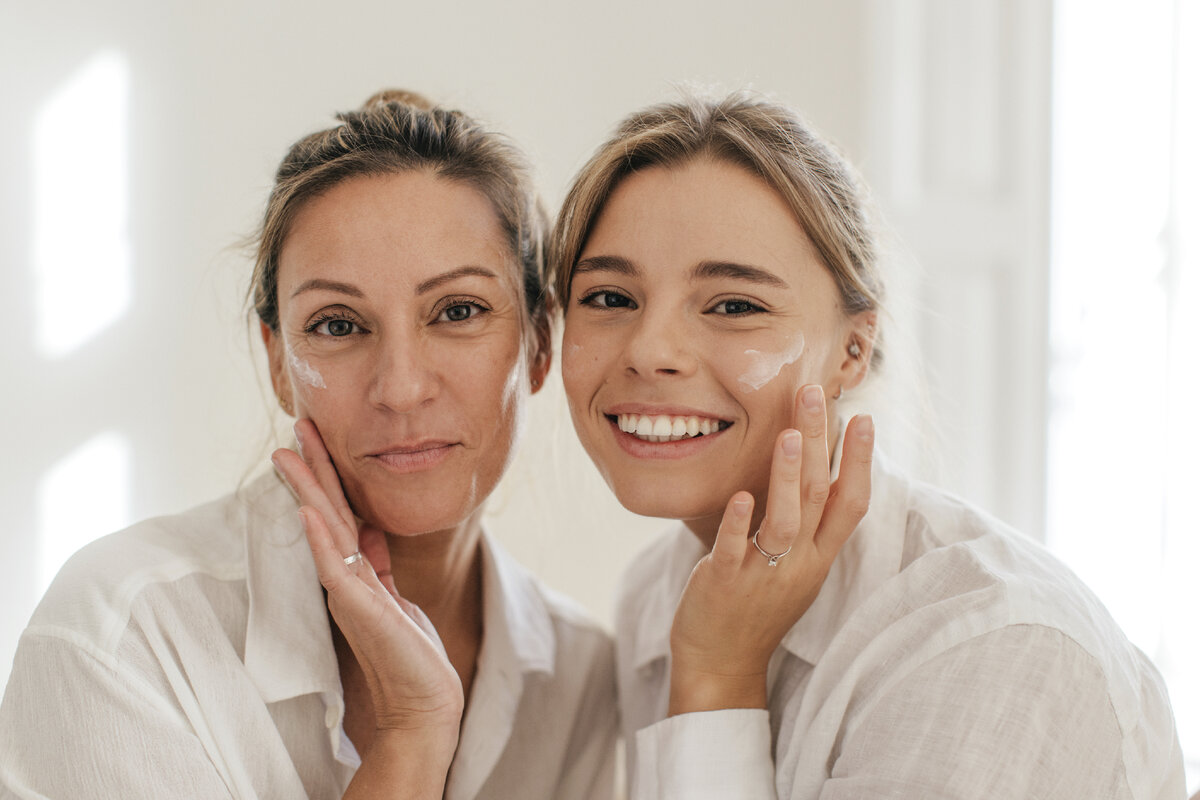 <a href="https://ru.freepik.com/free-photo/close-up-of-two-cute-caucasian-women-smearing-their-face-with-cream-and-looking-at-camera-on-white-background-beauty-and-youth-concept_25016282.htm#&position=0&from_view=search&track=ais&uuid=7eeb6373-353c-46de-abb4-d42c9883ab9e">Изображение от lookstudio</a> на Freepik