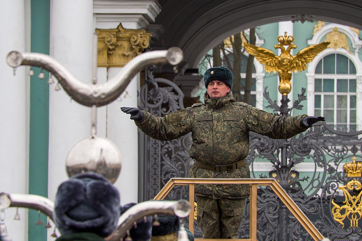 На Дворцовой площади военный оркестр репетировал Парад Победы. Фото: Олег Золото / телеграм-канал MR7