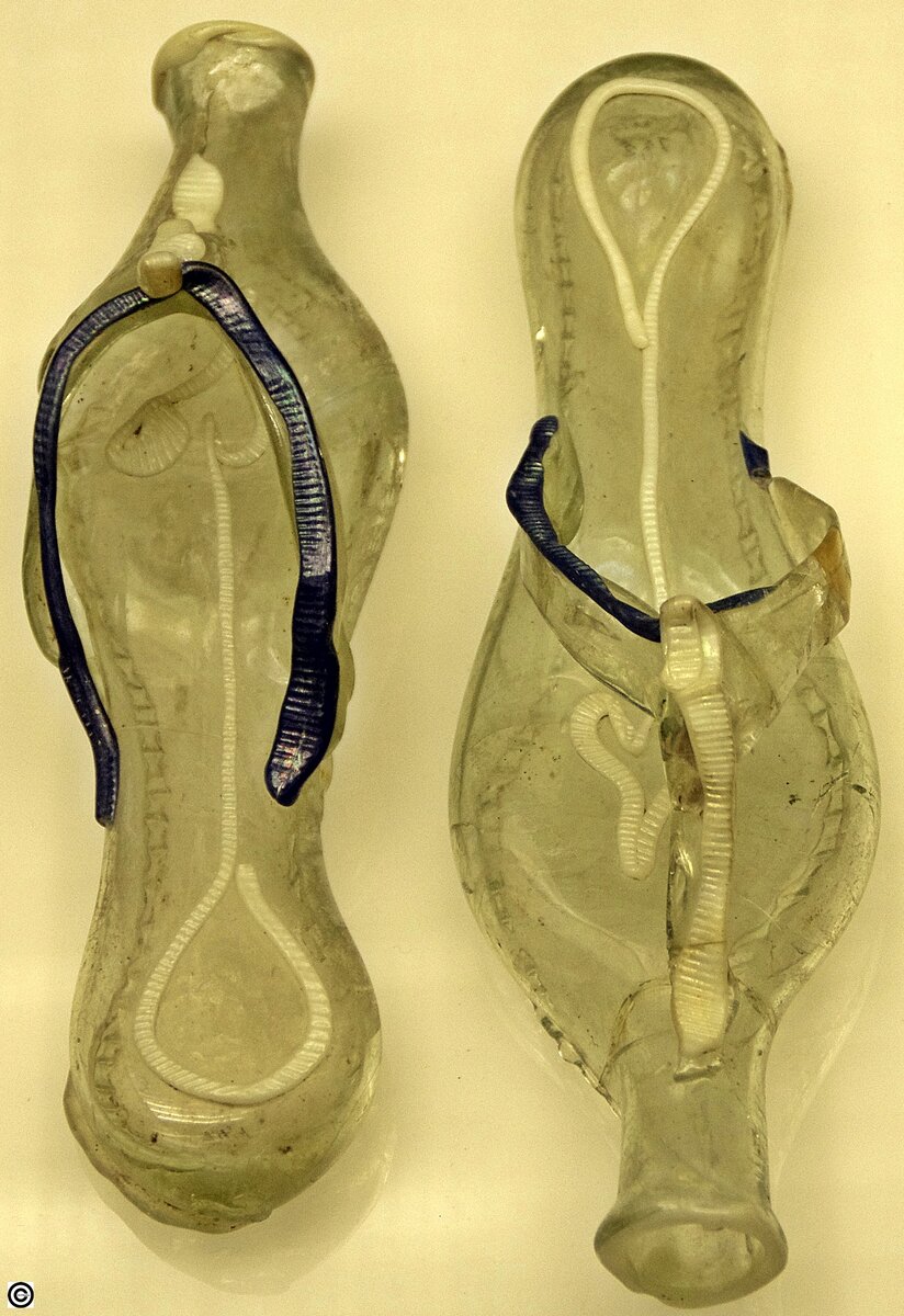 В виде сандалий - шлепанцев