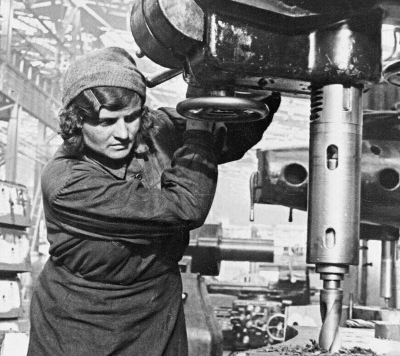 Вглядываться в эти лица, руки, детали одежды… Думать о их непростых судьбах… Как они сложились после, когда война всё таки закончилась?