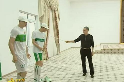 Гурбангулы Бердымухамедов оценивает форму "Аркадага". Фото с сайта turkmen.news