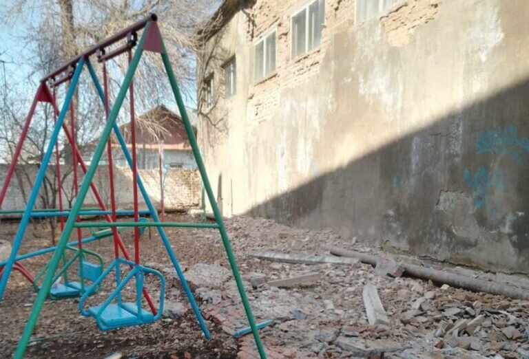    Кирпичная кладка упала на ребенка в Оренбурге, когда девочка каталась на качелях Кристина Просвиркина