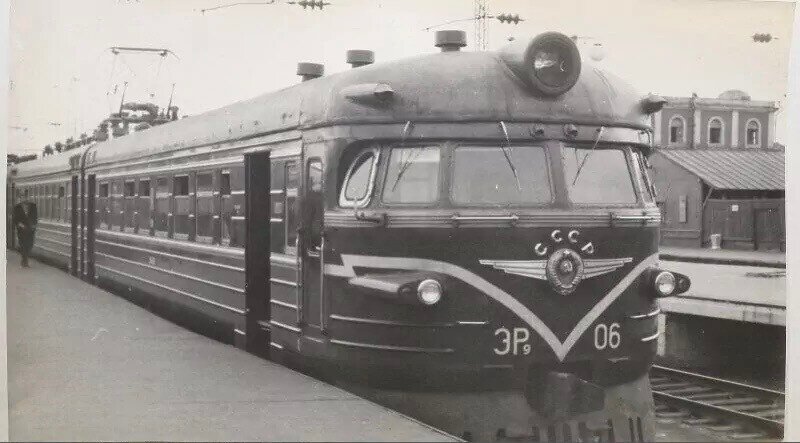 Электропоезд на платформе Московского вокзала. Горький 1963 год.