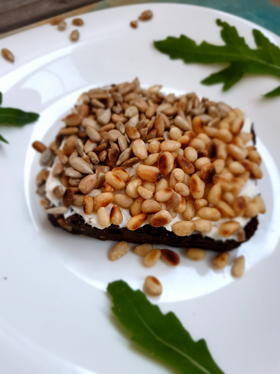 Продолжая тему полезных бутербродов, хочу вам предложить еще один интересный и вкусный вариант - бутерброд из ржаного хлеба с творожным сыром, орехами и семечками. Ингредиентов - минимум - а пользы масса🥰