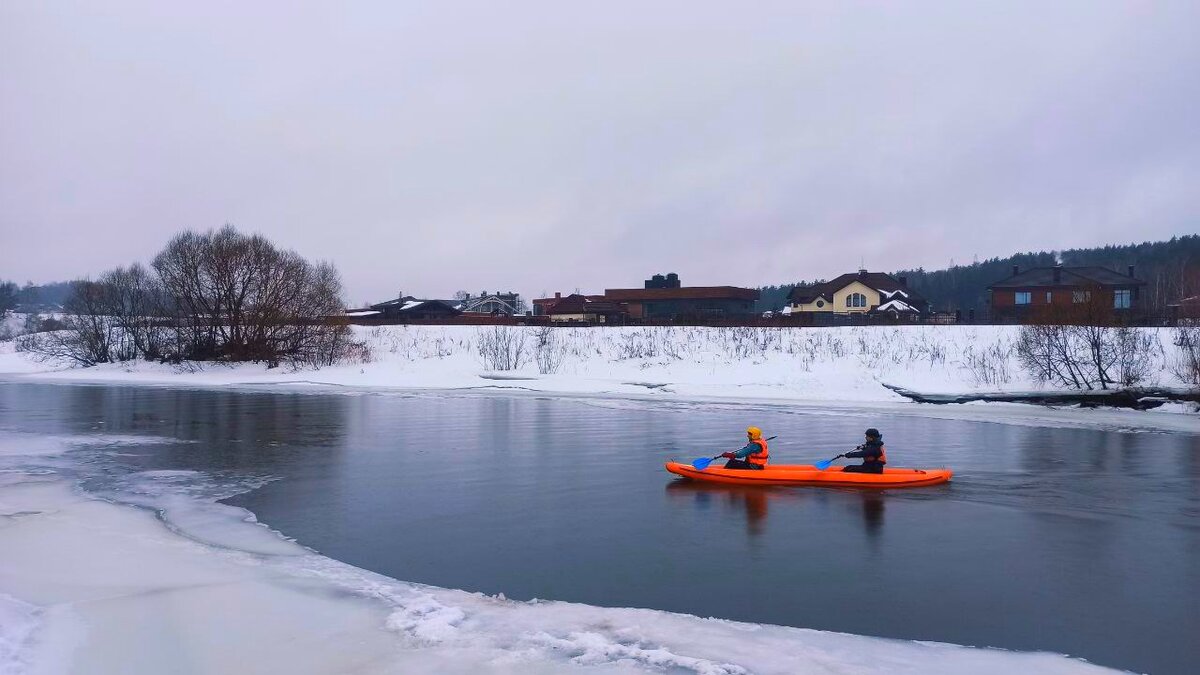 На фото: ожидание, когда говорят "весенний сплав".