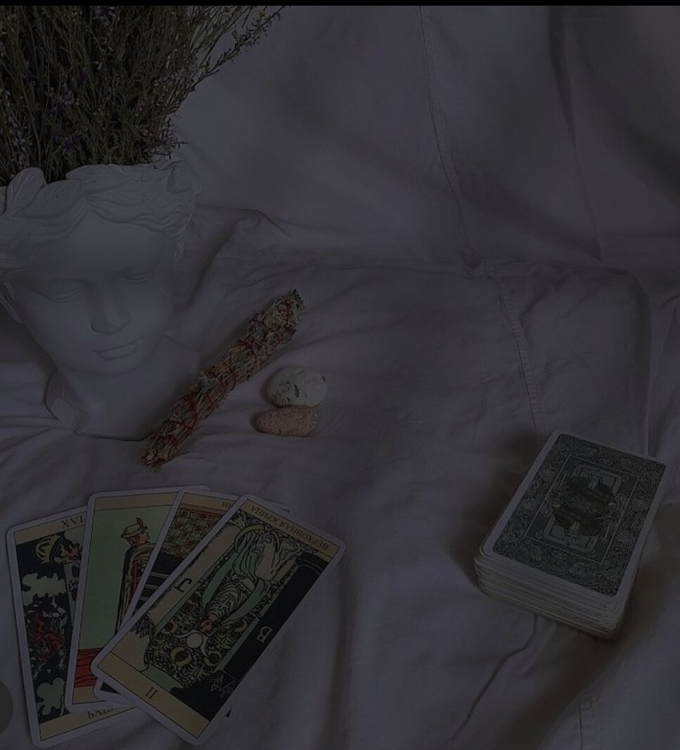 Такую фразу я услышала на своем самом первом курсе по изучению таро , тогда я только искала себя и проходила кучу обучение в разных сферах. Поэтому услышав эту фразу подумала, ну да сейчас обучусь, а потом перегорю снова. Но как показала жизнь я действительно всë больше и больше доверяю свою жизнь картам! 

Ведь карты могут помочь во многом :

В отношениях - разобраться стоит за них бороться или лучше уходить. 

В финансах - как и где можно достичь высот в карьере, как обращаться с деньгами, что я делаю не так в отношениях с финансами, как исправить ситуацию. 

И в любых событиях которые только начинают происходить карты могут дать совет, какой итог будет по завершению и для чего эта ситуация произошла в вашей жизни. 

Вообще карты этот тот инструмент который способен помочь абнсалютно в любом вопросе! 

А вы часто общаетесь к тарологам и картам? 

#таро#консулььациятаро#таролог#разботаро

