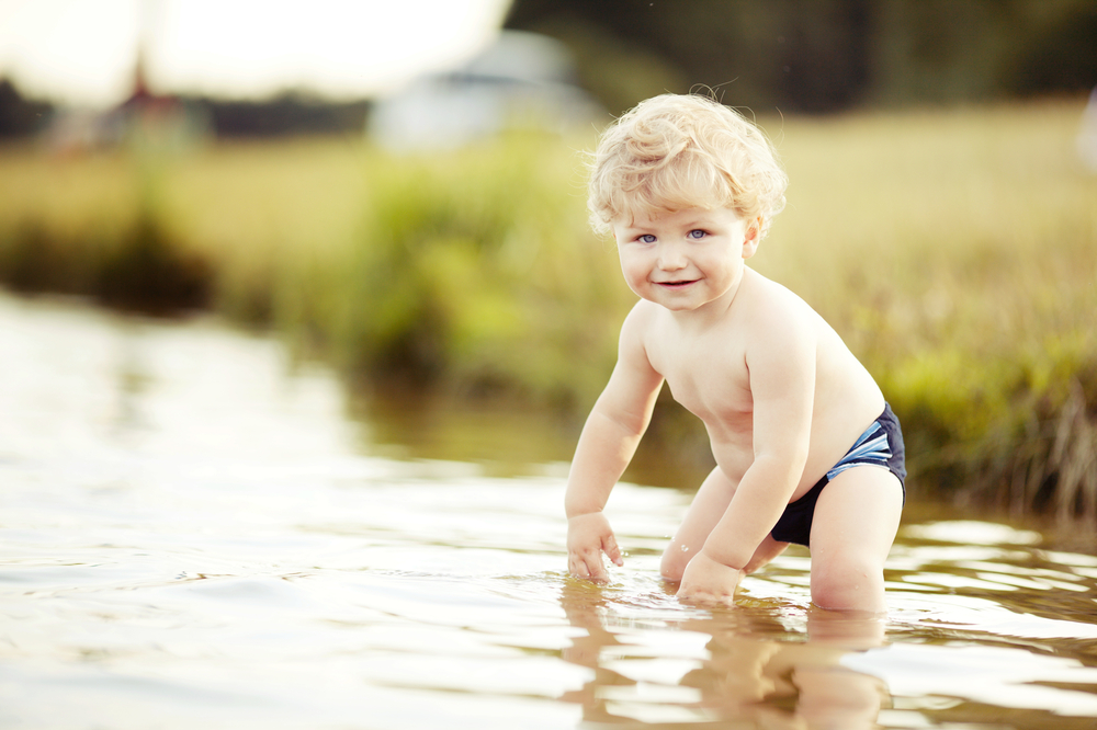Год закалил. Мальчики на речке. Река для детей. Дети река лето. Дети на озере.