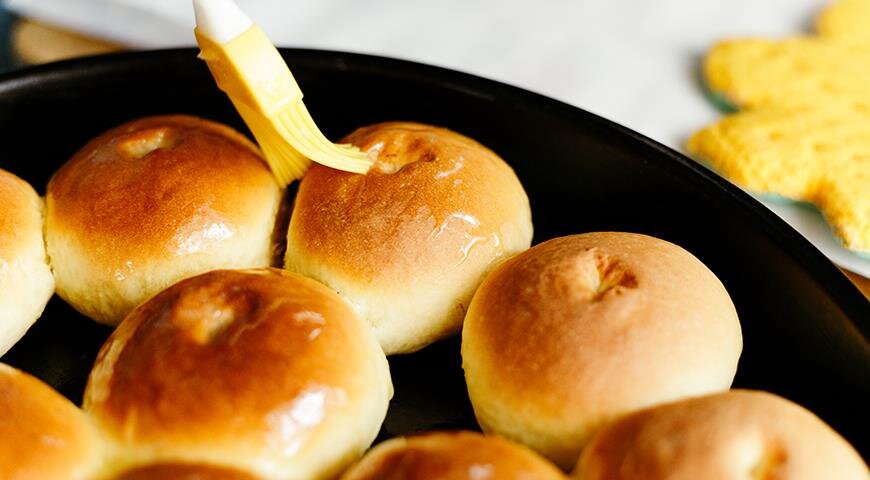 Смазывание водой придает выпечке глянец и блеск. Это особенно актуально для хлеба с добавлением ржаной муки или для нарезных батонов