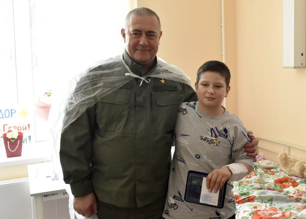 Он спас детей. В казахстане мужчина спас ребенка. Герои копейск спас детей. Он спас детей. Дети сгоревшие в детском доме.