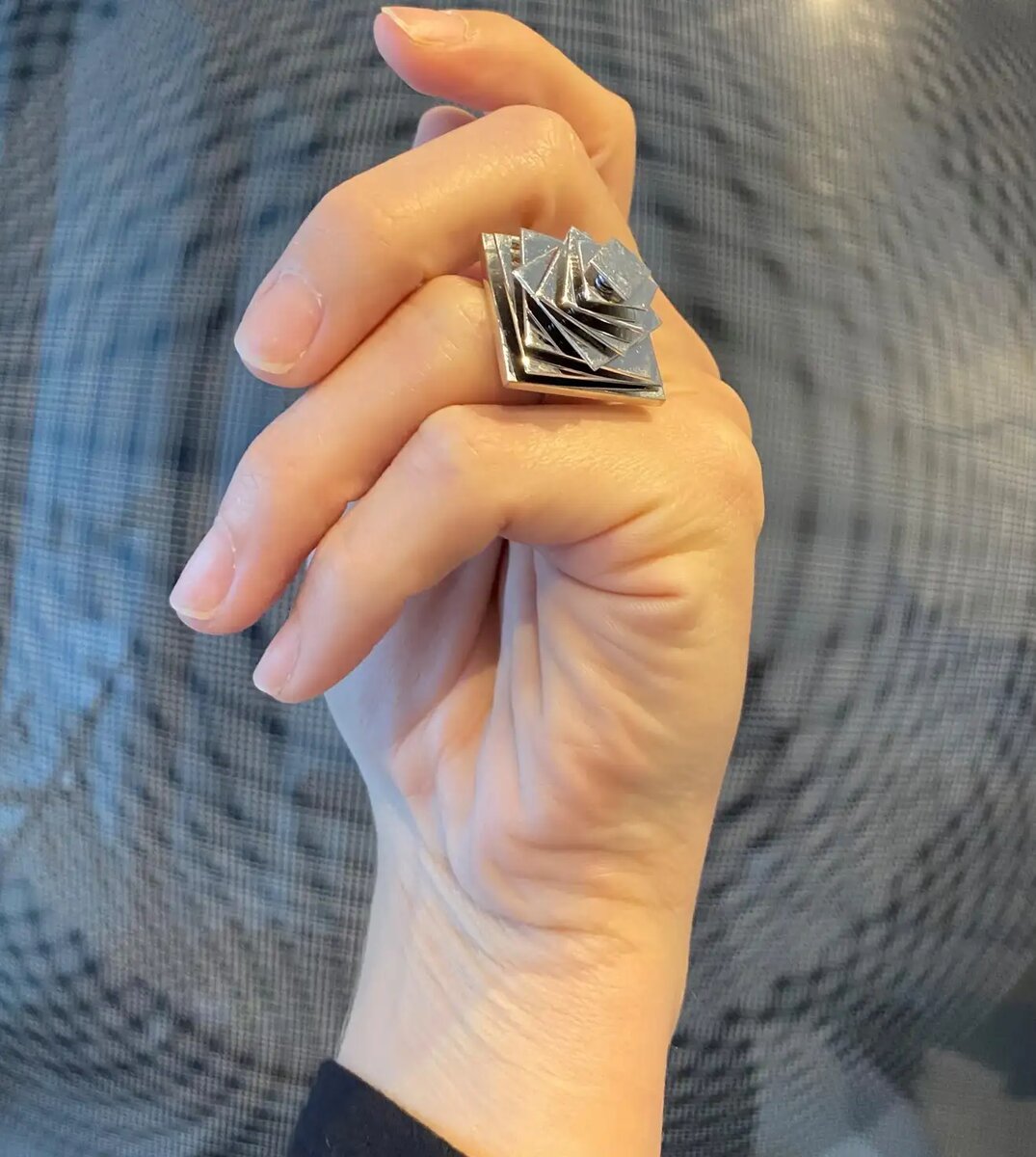 Кольцо с кинетическими платформами, разработанное Полом Бери (Бельгия, 1922–2005).