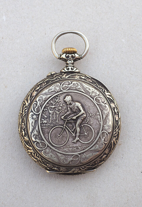 Швейцарские ковровые часы Doxa 1900-10-х годов с изображением велосипедиста на крышке. Из коллекции Веломузея Андрея Мятиева.
