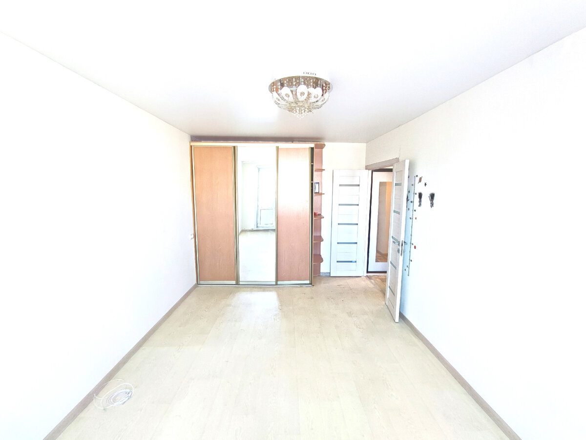 Эта же квартира, что и выше. Тут уже не понятно, что на полу и потолке.